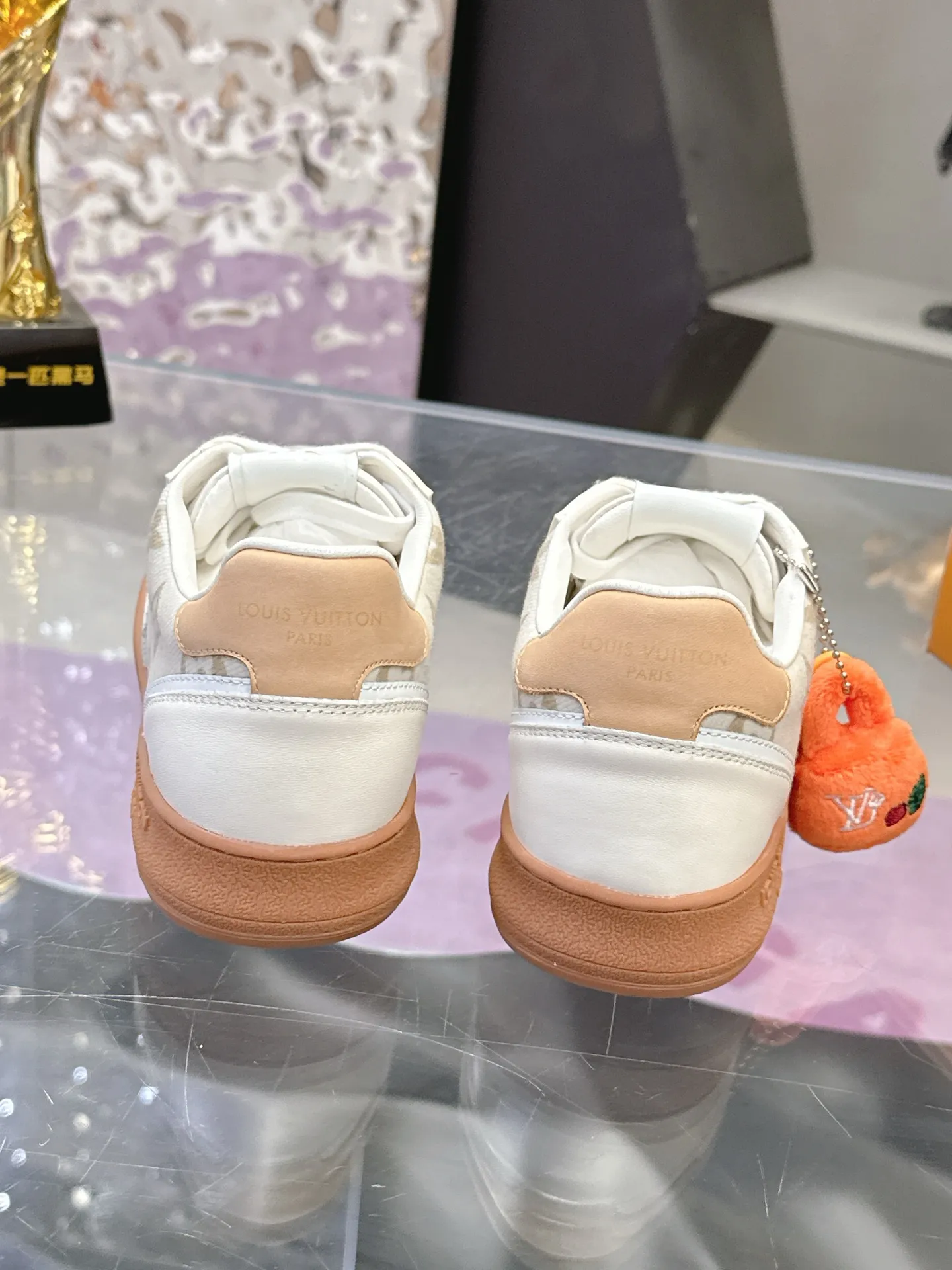Men's shoes: 680💰 Louis Vuitton LV spring and summer new sports moral training shoes. It is hard to find one shoe at the counter. Each store has a limited quota. Many Internet celebrity fashion bloggers have planted grass. The original purchase is developed and perfected. Embossed logo brand elements embellish the upper and lightweight rubber outsole, and the classic moral training partition design (delivery is shown as a pendant). Fabric: Original imported cowhide. Lining: Original customized breathable mesh cowhide lining. Sole: Original molded T men's shoes 💰pU outsole material Size: 35-40 (41 customized)